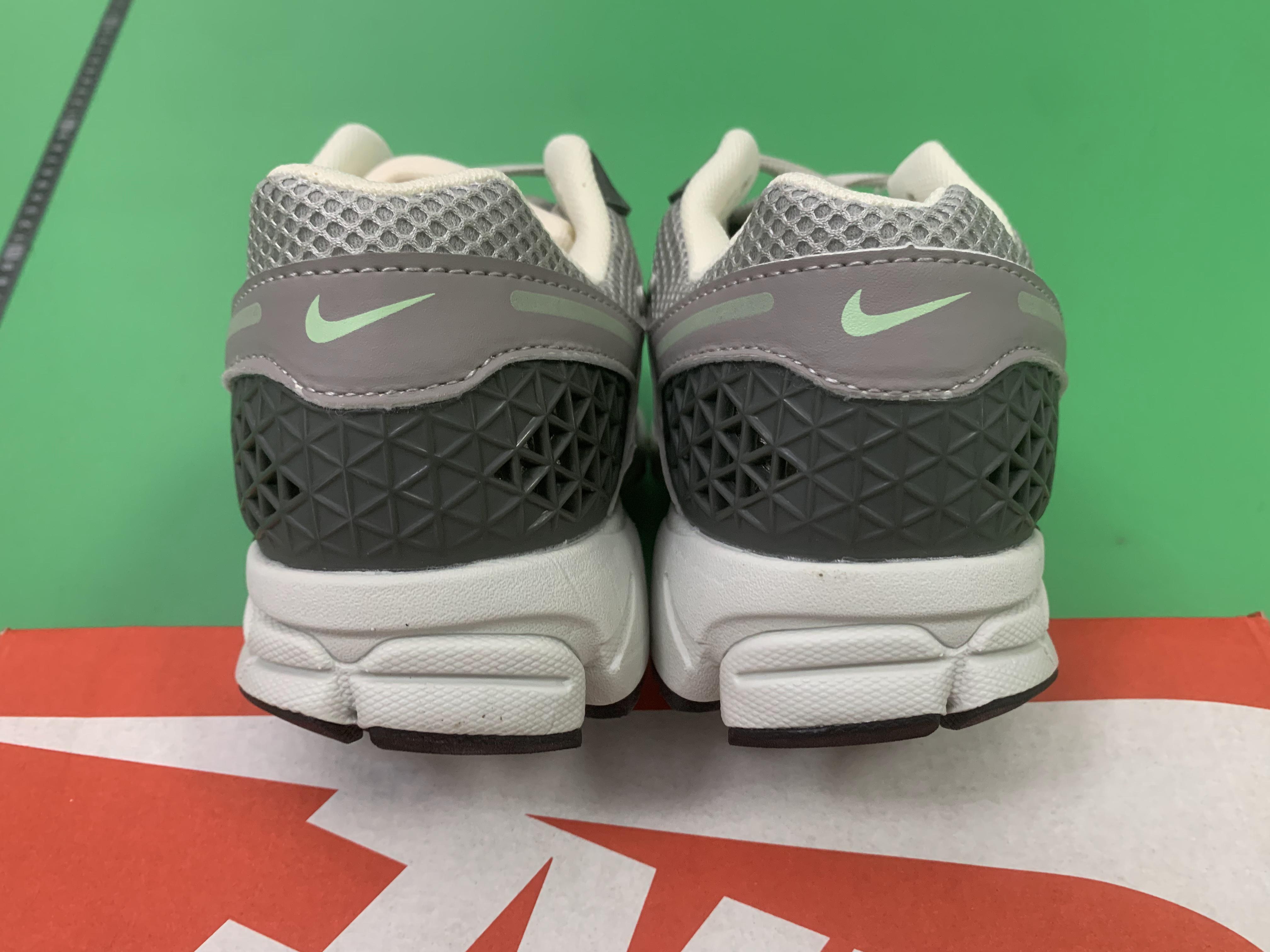 AlR ZooM Vomero 5 -6